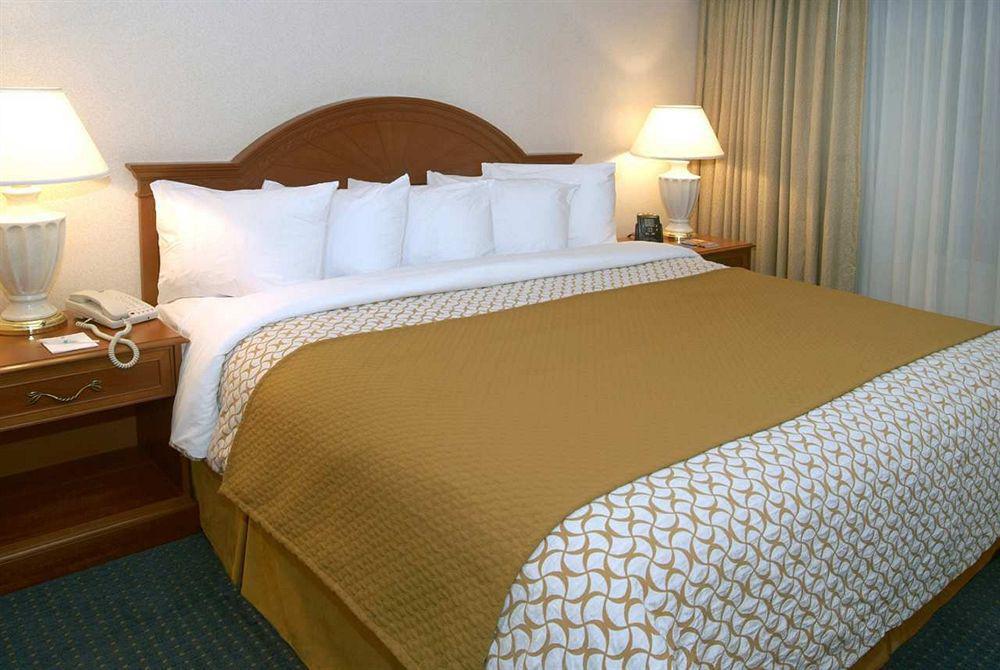 Embassy Suites Cleveland-Rockside Independence Ruang foto