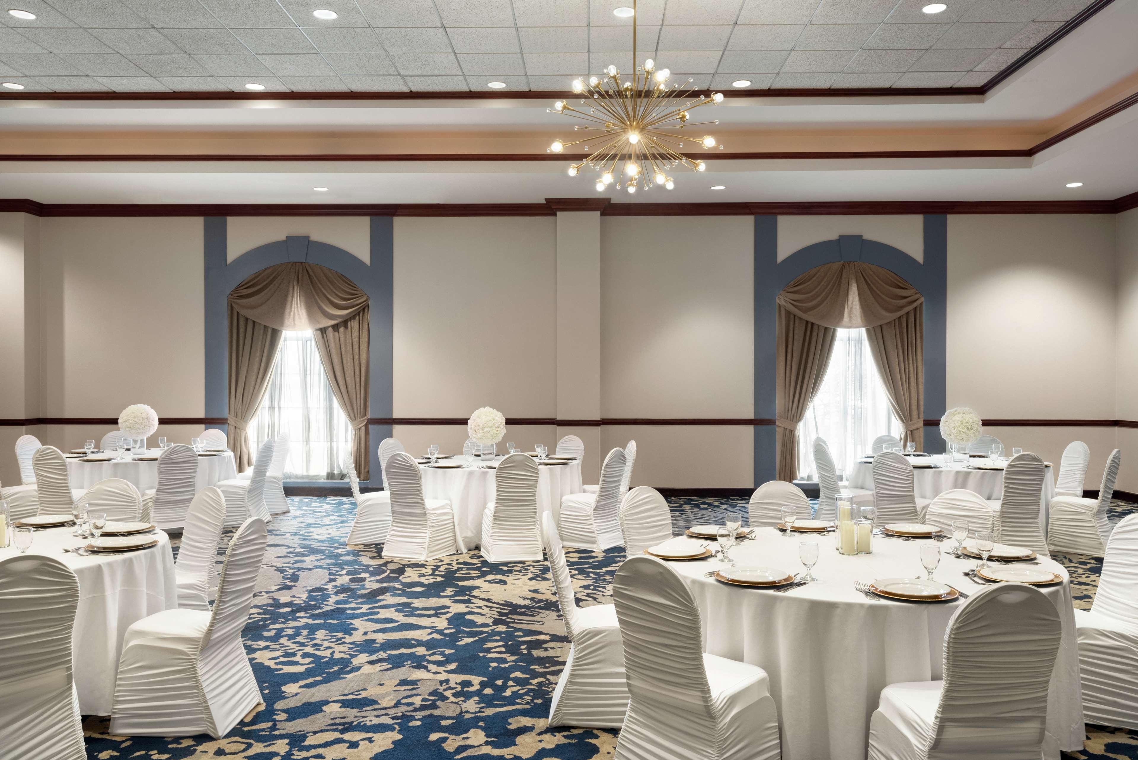 Embassy Suites Cleveland-Rockside Independence Bagian luar foto
