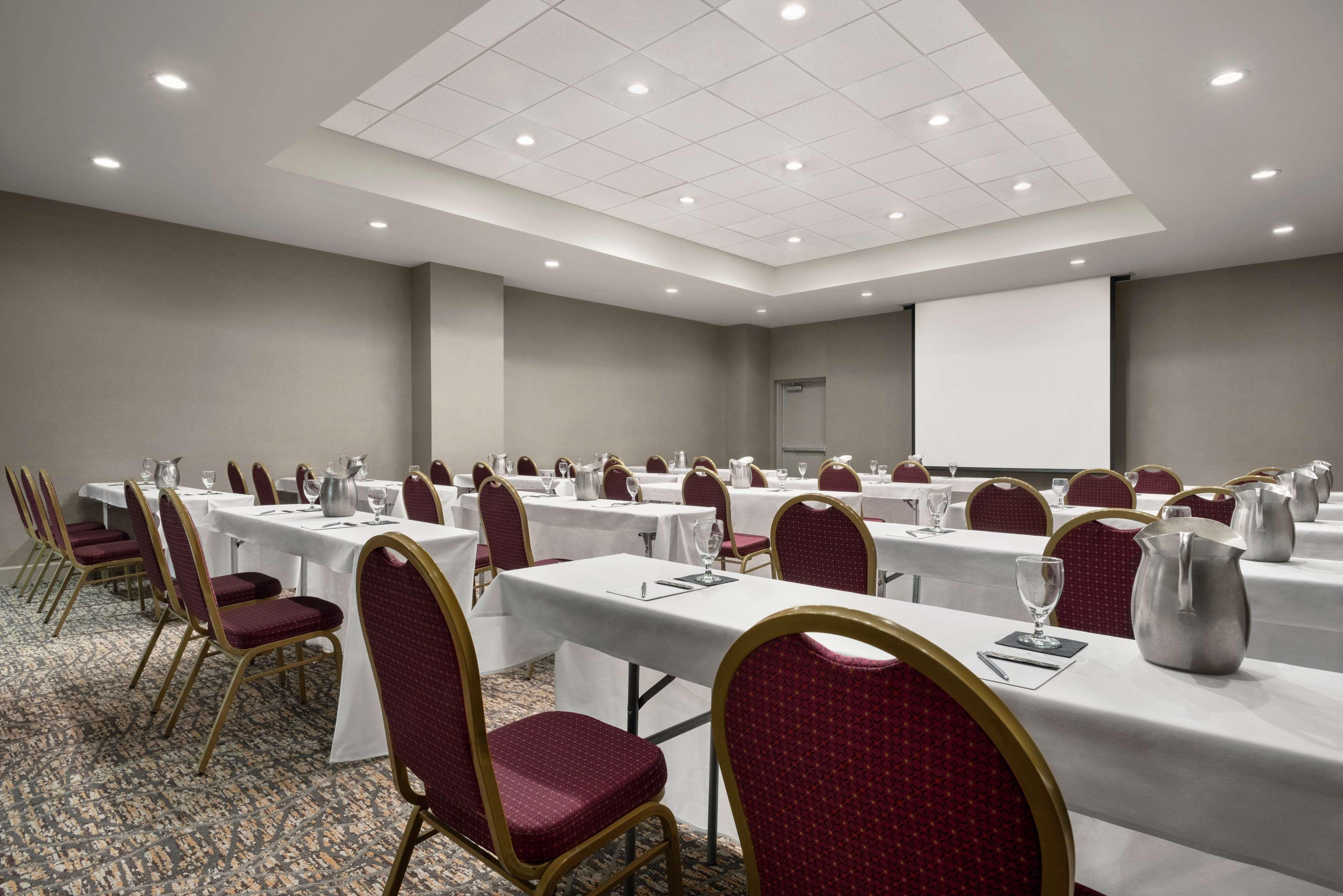 Embassy Suites Cleveland-Rockside Independence Bagian luar foto