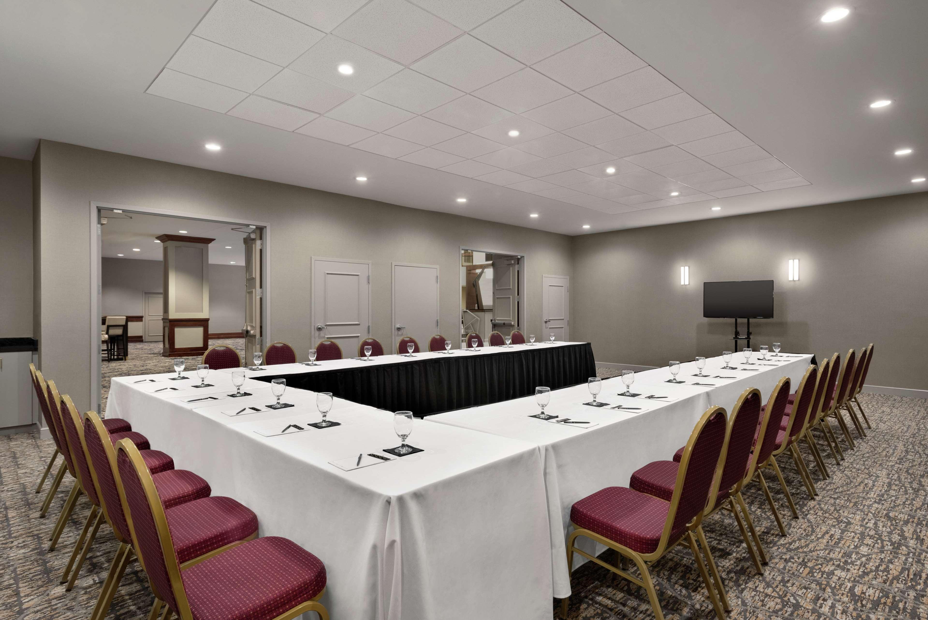 Embassy Suites Cleveland-Rockside Independence Bagian luar foto