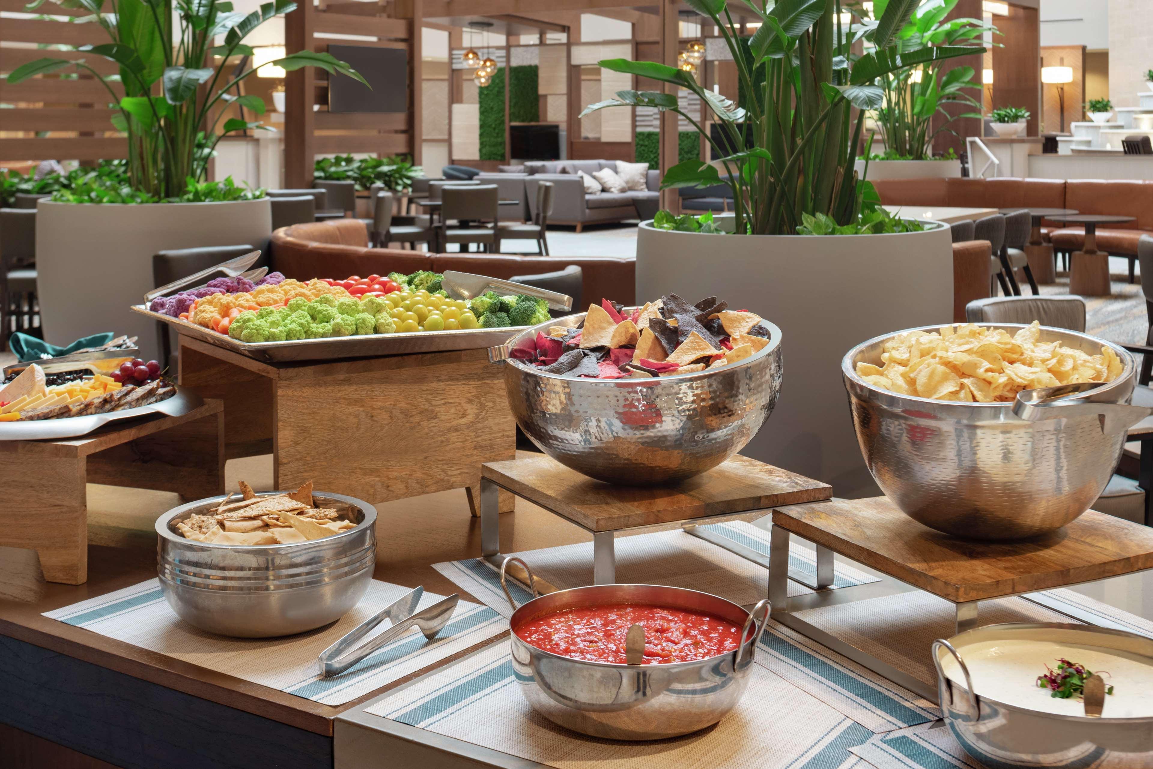 Embassy Suites Cleveland-Rockside Independence Bagian luar foto