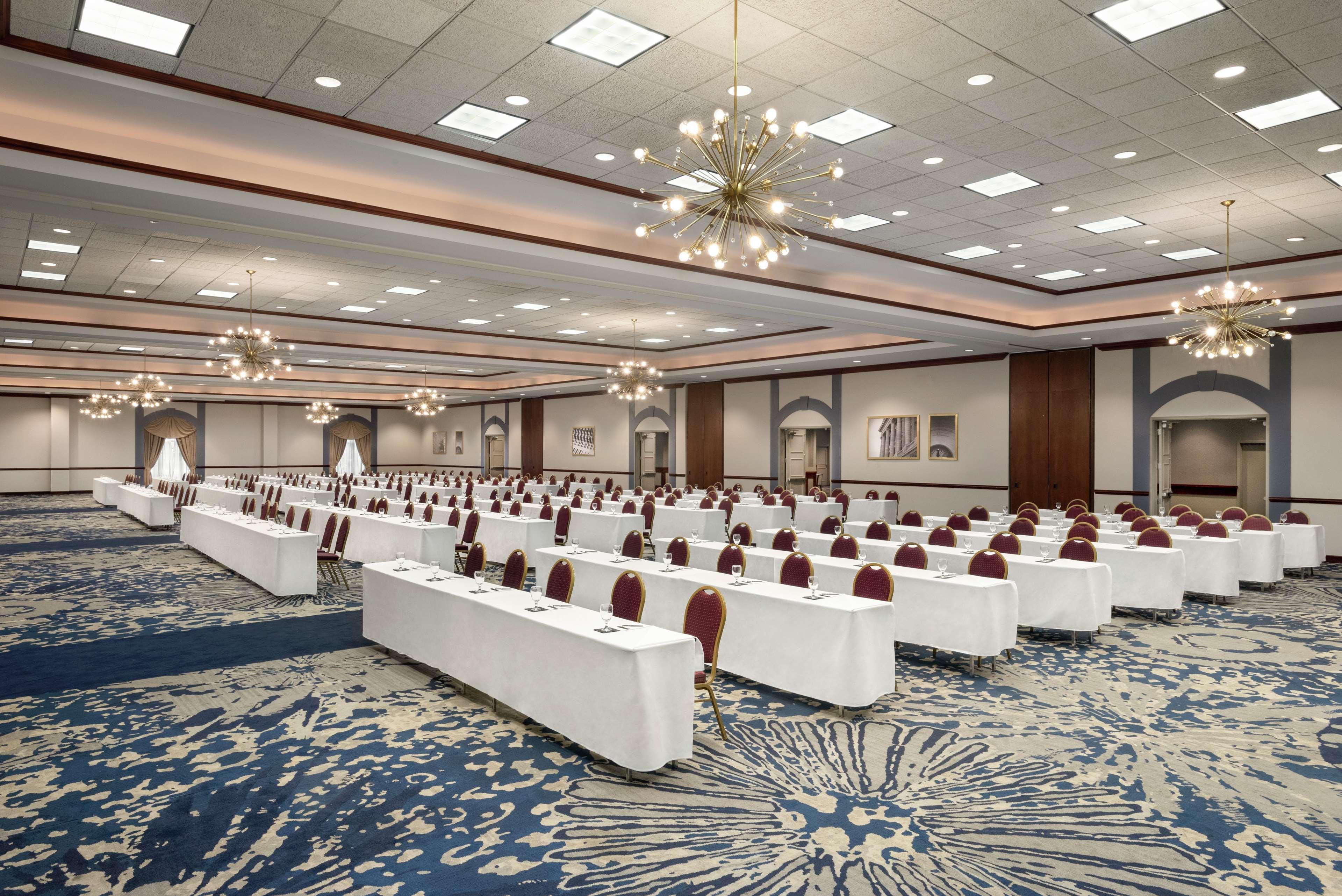Embassy Suites Cleveland-Rockside Independence Bagian luar foto